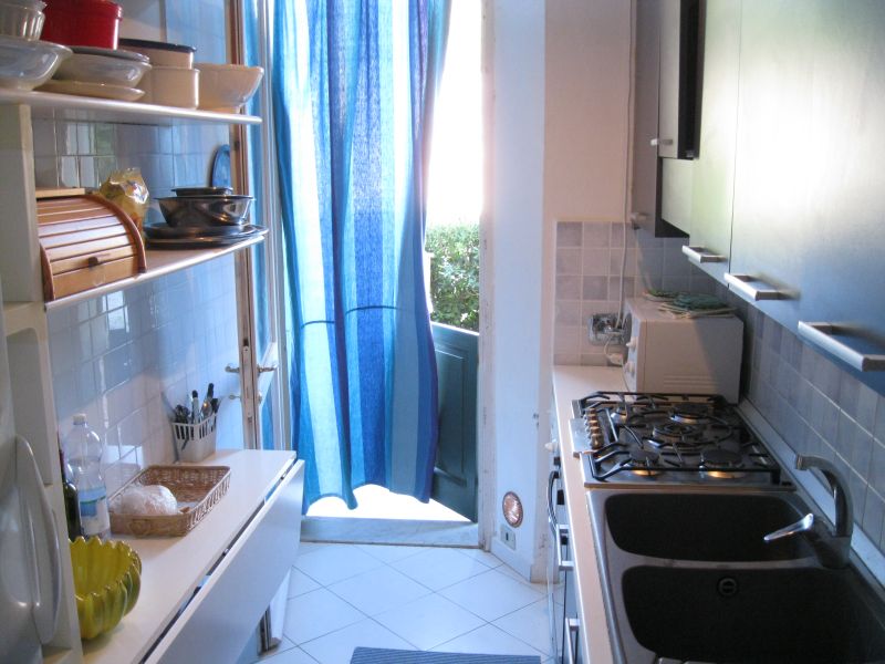 Kitchen 012.jpg